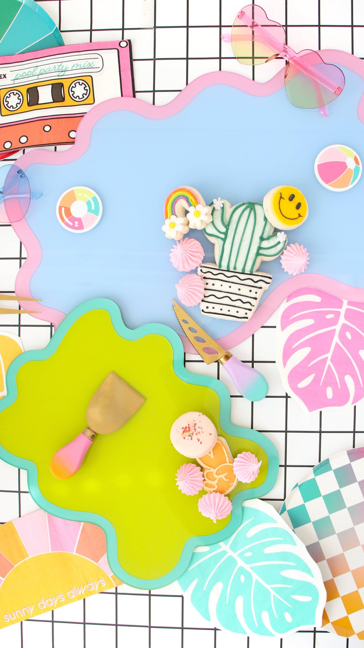Custom wavy acrylic tray: Large